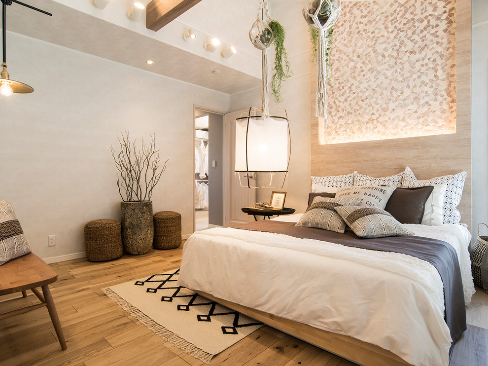 Esempio di una camera da letto eclettica con pareti bianche, pavimento in legno massello medio e pavimento marrone