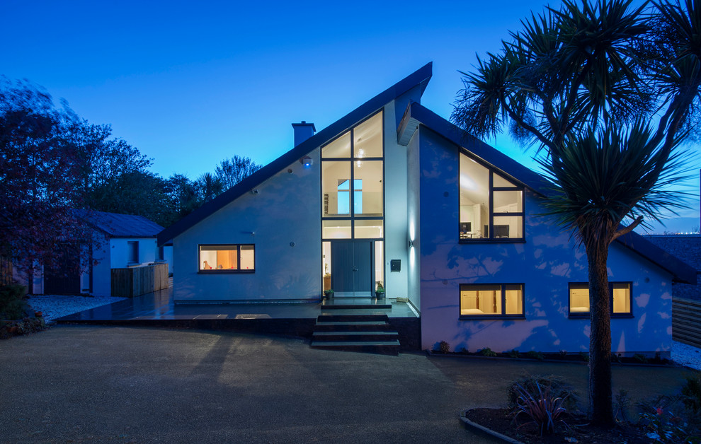 Beach style home design in Dublin.