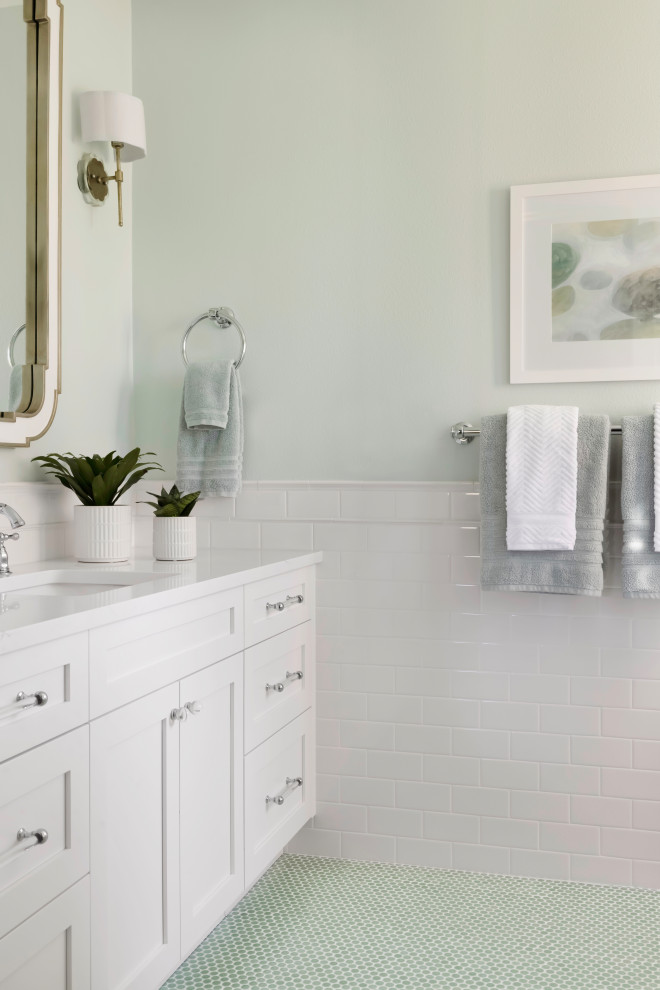 Exempel på ett stort klassiskt vit vitt en-suite badrum, med luckor med infälld panel, vita skåp, en hörndusch, en toalettstol med separat cisternkåpa, vit kakel, gröna väggar, mosaikgolv, ett undermonterad handfat, bänkskiva i kvarts, grönt golv, dusch med gångjärnsdörr och porslinskakel