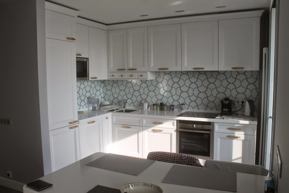 Inspiration för klassiska vitt kök, med en dubbel diskho, luckor med infälld panel, vita skåp, flerfärgad stänkskydd, stänkskydd i keramik och rostfria vitvaror