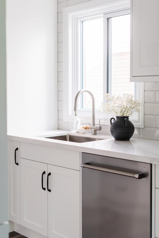 Example of a transitional kitchen design in Toronto