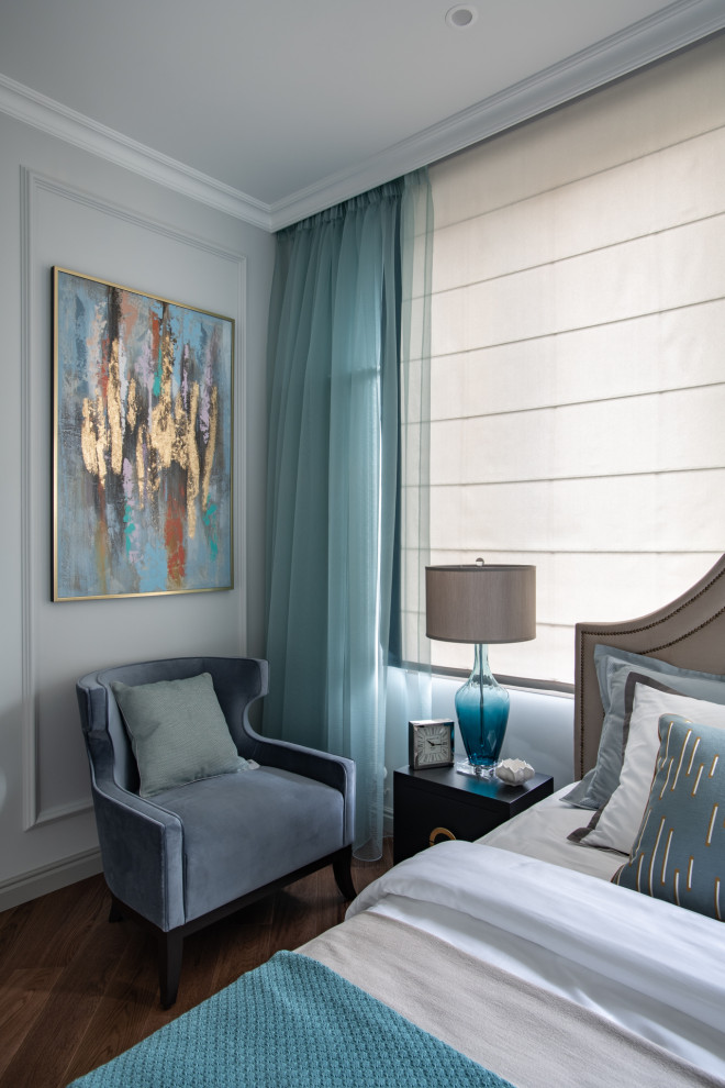 Пример оригинального дизайна: хозяйская, серо-белая спальня среднего размера, в светлых тонах: освещение в стиле неоклассика (современная классика) с темным паркетным полом, коричневым полом, панелями на части стены и синими шторами без камина