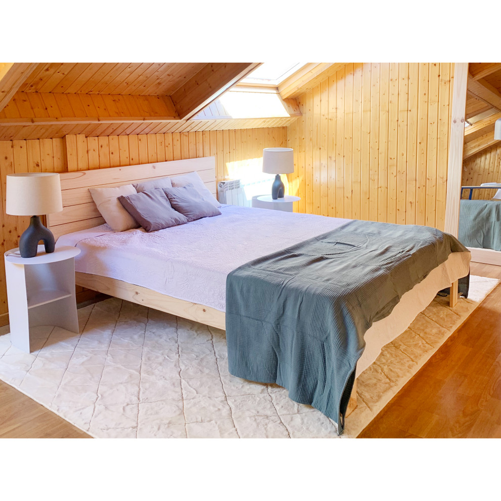 Imagen de dormitorio tipo loft y blanco y madera rústico de tamaño medio con paredes marrones, suelo laminado, suelo marrón, techo inclinado, madera y con escritorio