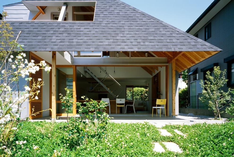 Cette image montre un porche d'entrée de maison avant design de taille moyenne avec des pavés en béton et une extension de toiture.