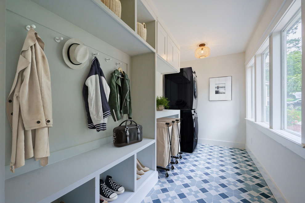 Idee per una piccola sala lavanderia moderna con ante in stile shaker, ante bianche, pavimento in gres porcellanato, lavatrice e asciugatrice a colonna e pavimento blu