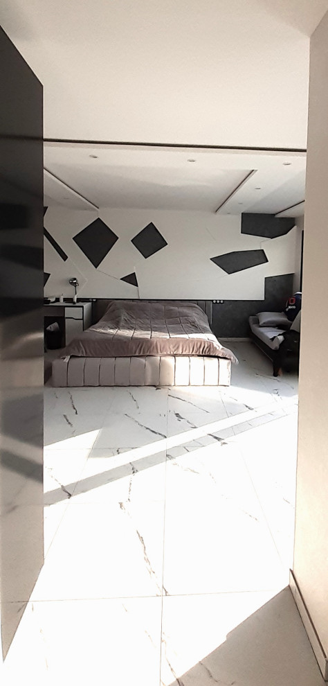 Inspiration för ett stort funkis sovrum, med vita väggar, klinkergolv i keramik och vitt golv