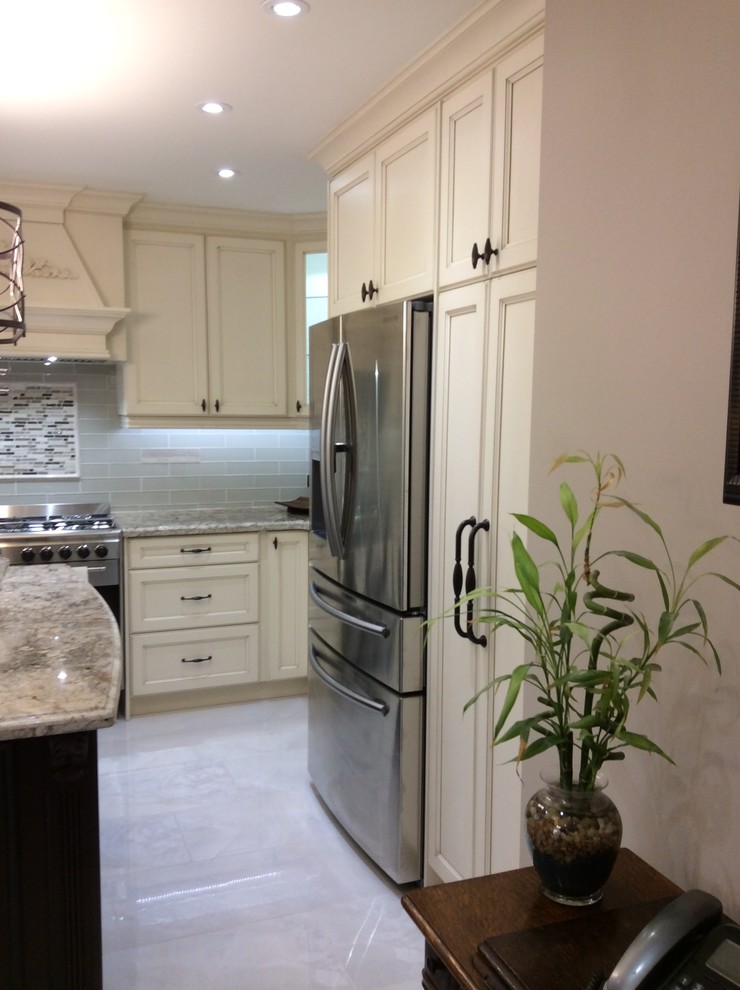 Example of a transitional kitchen design in Toronto