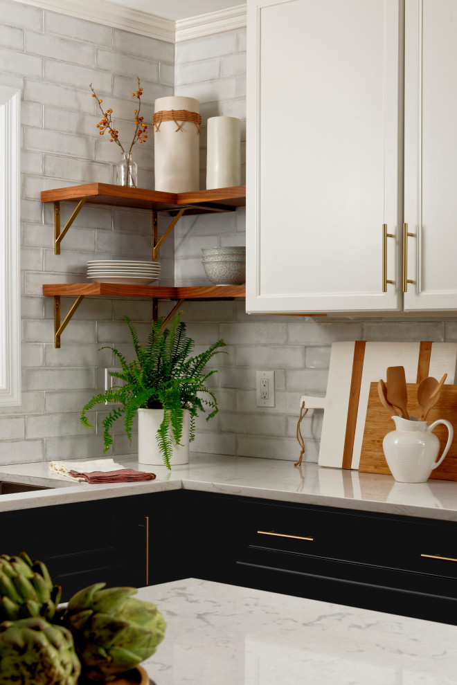 Foto på ett mellanstort funkis vit kök, med en undermonterad diskho, skåp i shakerstil, svarta skåp, bänkskiva i kvarts, rostfria vitvaror, mellanmörkt trägolv och en köksö