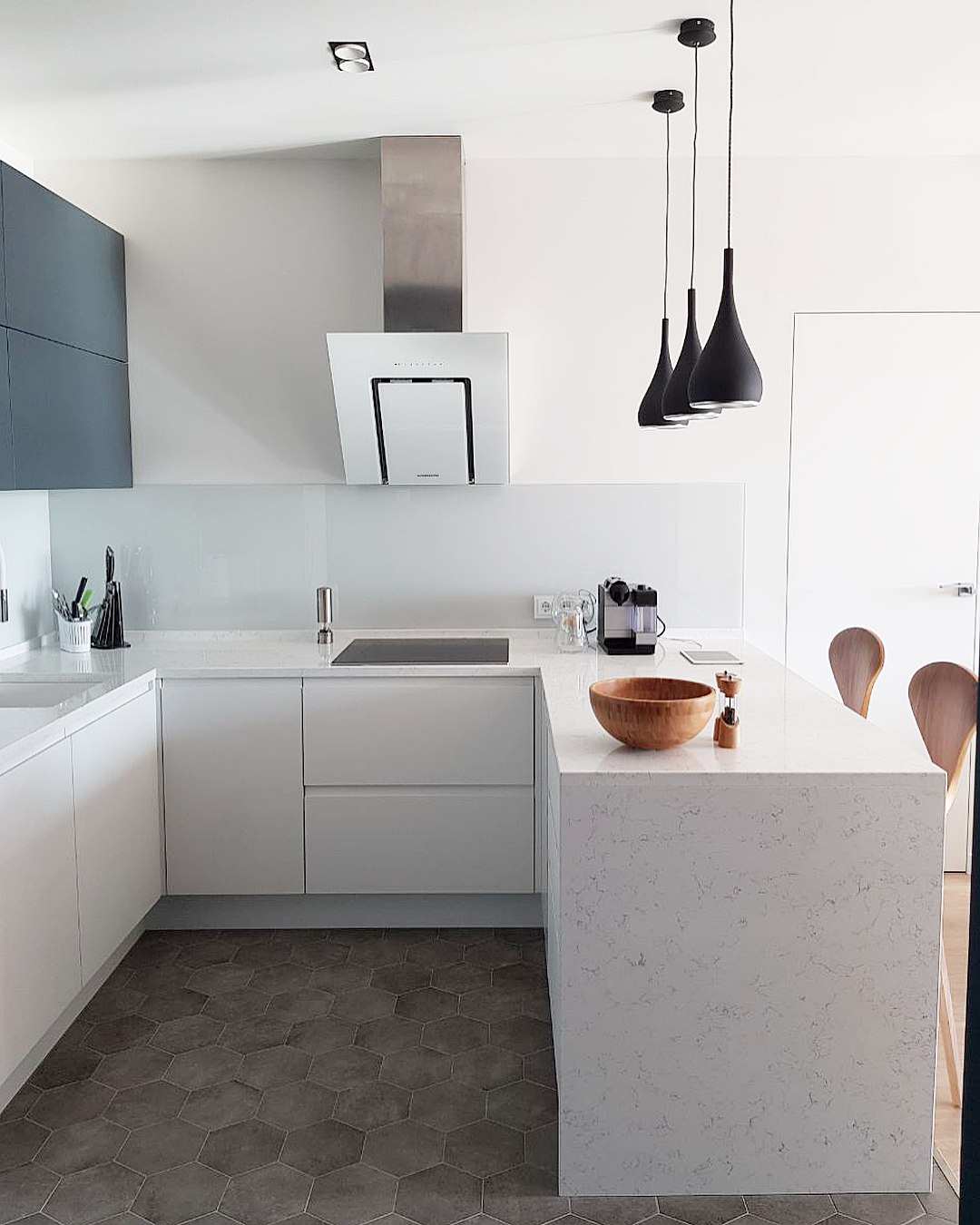 Ярко-белая кухня