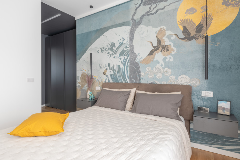 Modelo de dormitorio principal actual de tamaño medio con paredes multicolor, suelo de madera clara, suelo beige, bandeja y papel pintado