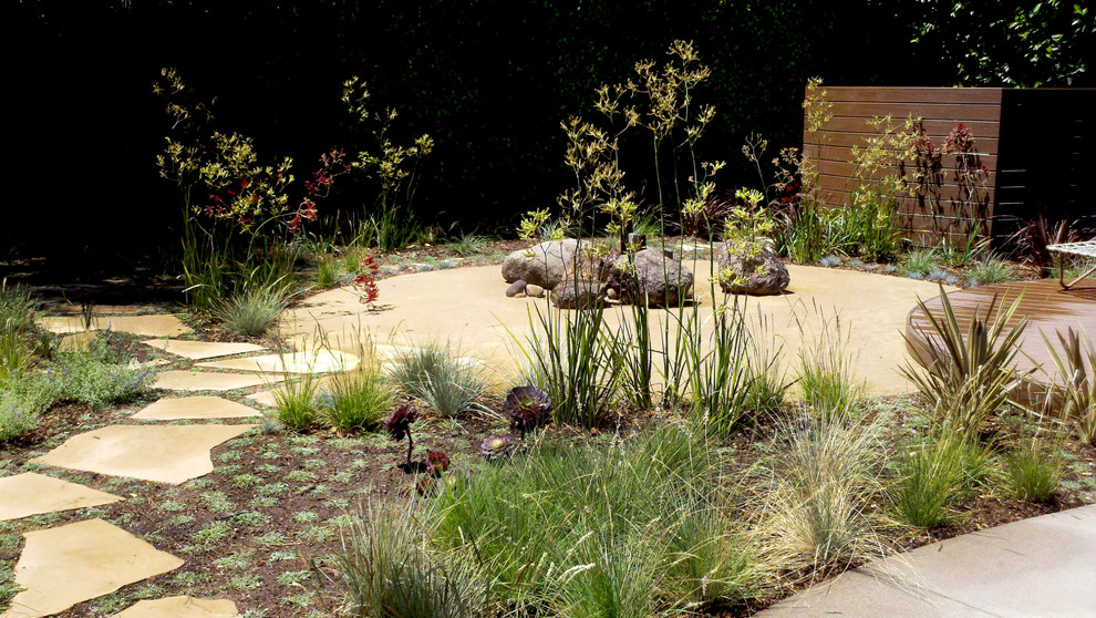 Design ideas for a contemporary garden in Los Angeles with a water feature.