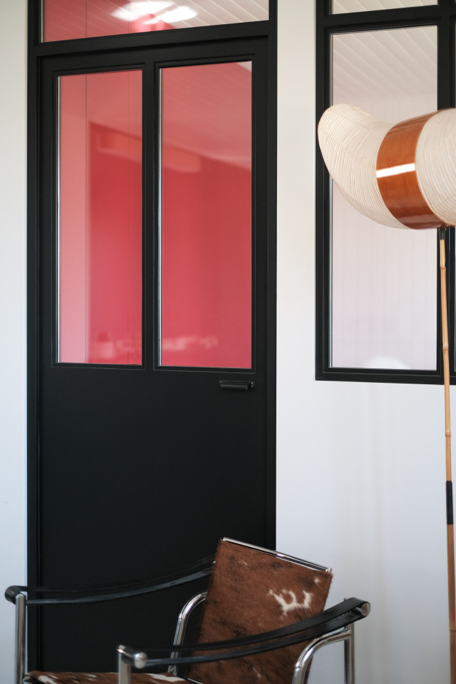 Ejemplo de despacho contemporáneo de tamaño medio sin chimenea con paredes rojas, suelo de madera pintada, escritorio independiente, suelo blanco, machihembrado y machihembrado