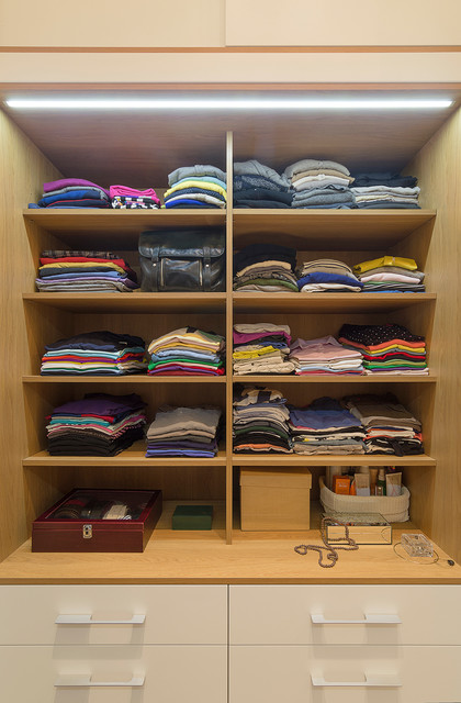 El organizador de camisas de  para ahorrar espacio en tu armario