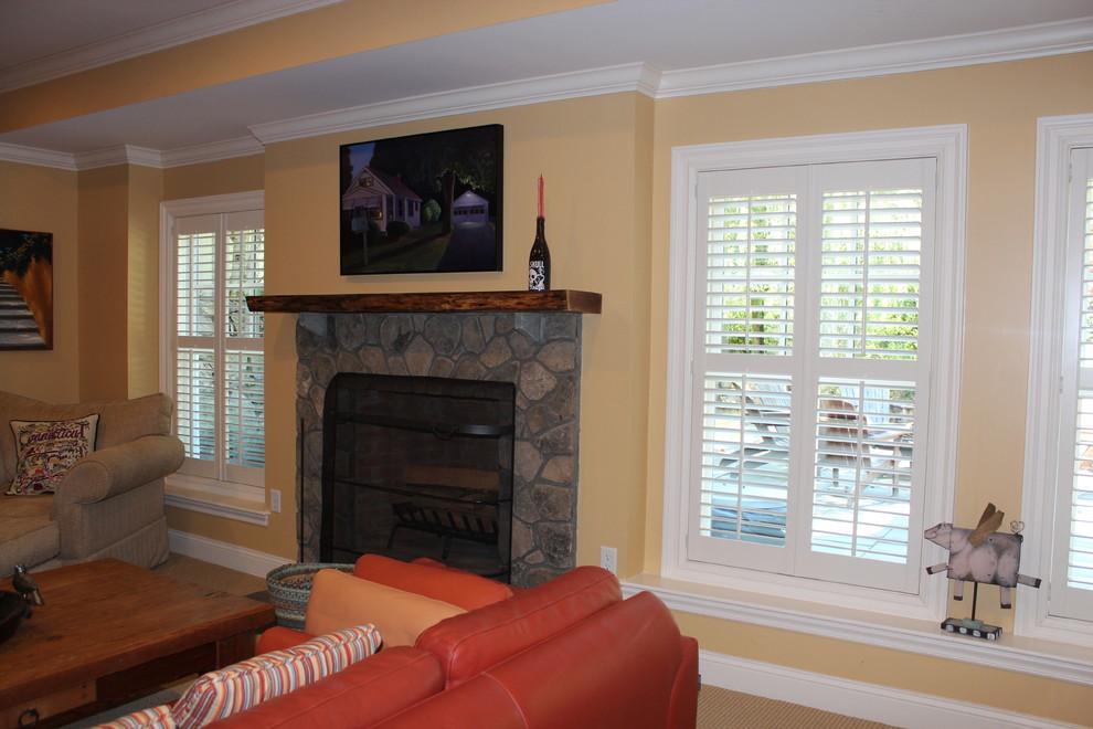 This is an example of a traditional family room in Bridgeport.