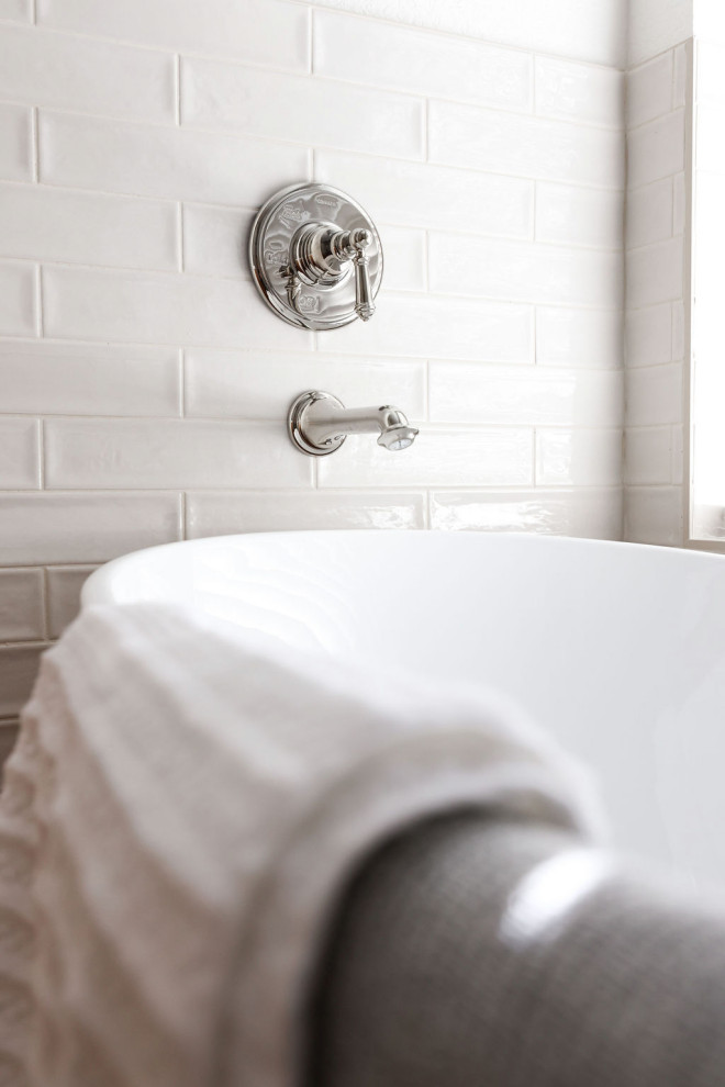 Источник вдохновения для домашнего уюта: большая главная ванная комната в современном стиле с фасадами островного типа, коричневыми фасадами, отдельно стоящей ванной, угловым душем, унитазом-моноблоком, белой плиткой, плиткой кабанчик, белыми стенами, полом из керамогранита, врезной раковиной, столешницей из искусственного кварца, коричневым полом, душем с распашными дверями, белой столешницей, нишей, тумбой под две раковины и встроенной тумбой