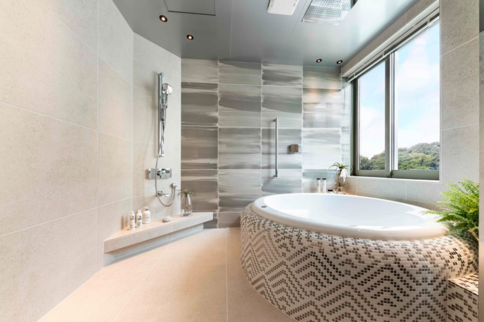 Immagine di una stanza da bagno minimalista con vasca freestanding, piastrelle bianche, pareti bianche, lavabo sottopiano, pavimento beige, top nero, due lavabi e soffitto ribassato