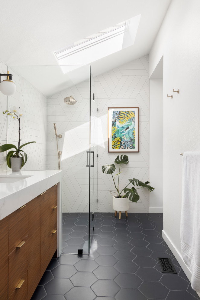 На фото: главная ванная комната среднего размера в стиле модернизм с плоскими фасадами, фасадами цвета дерева среднего тона, душем без бортиков, унитазом-моноблоком, белой плиткой, керамогранитной плиткой, белыми стенами, полом из керамической плитки, врезной раковиной, столешницей из искусственного кварца, синим полом, душем с распашными дверями, белой столешницей, тумбой под две раковины, встроенной тумбой, сводчатым потолком и сиденьем для душа