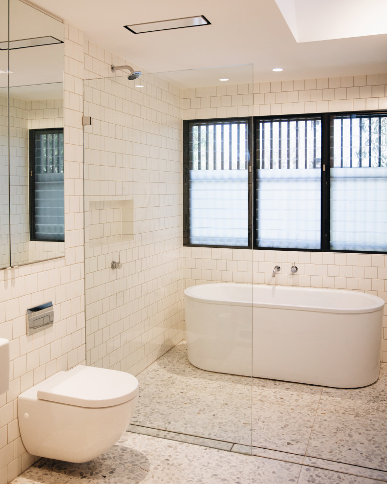 Mittelgroßes Modernes Badezimmer En Suite mit Einzelwaschbecken und eingebautem Waschtisch in Sydney