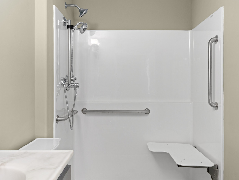 Inspiration för små moderna vitt badrum med dusch, med skåp i shakerstil, grå skåp, en dusch i en alkov, en toalettstol med separat cisternkåpa, beige väggar, mellanmörkt trägolv, ett integrerad handfat, bänkskiva i akrylsten, grått golv och dusch med duschdraperi