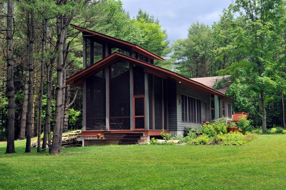 Country one-storey exterior in New York.