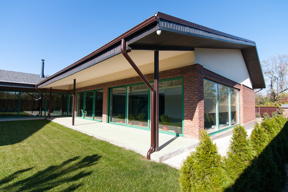 Одноэтажный жилой дом с бассейном и  SPA