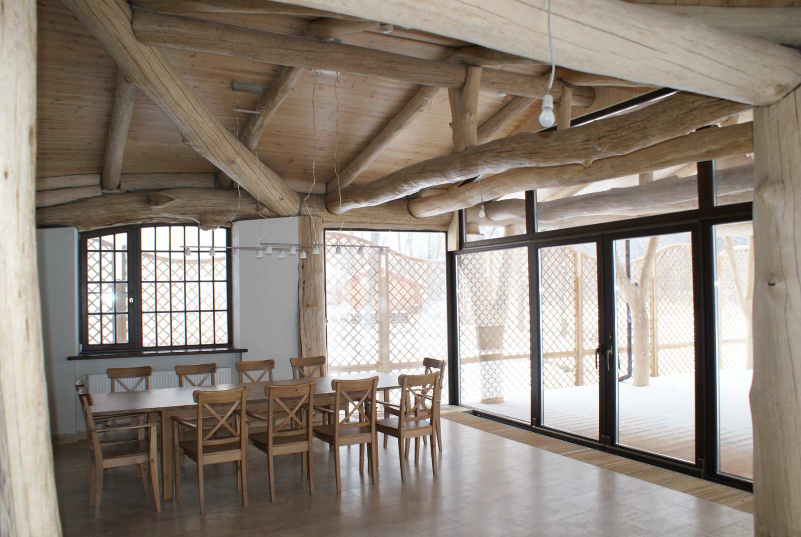 Хороший дом с бревнами