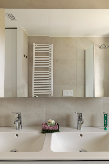 Bagno con vasca contemporary
