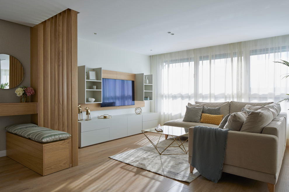 Стильный дизайн: открытая гостиная комната в белых тонах с отделкой деревом в современном стиле с полом из ламината - последний тренд