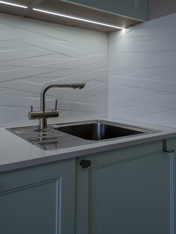 Нежная светло-мятная кухня в стиле неоклассика