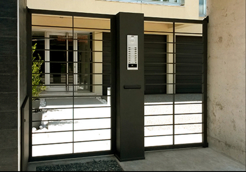 Large trendy entryway photo