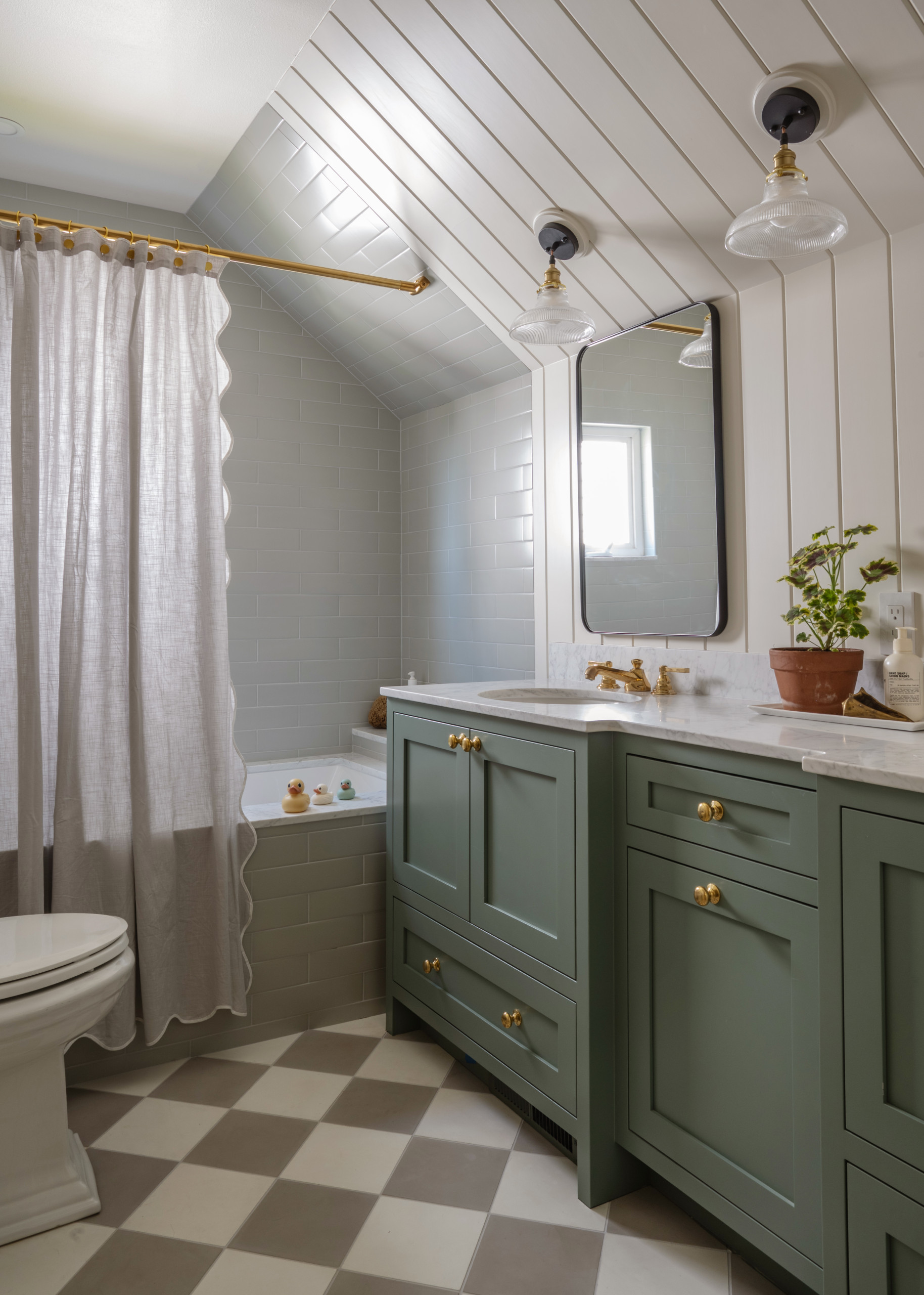 5 Stylish New Bathrooms With a Shower-Tub Combo, image size:1828x2560