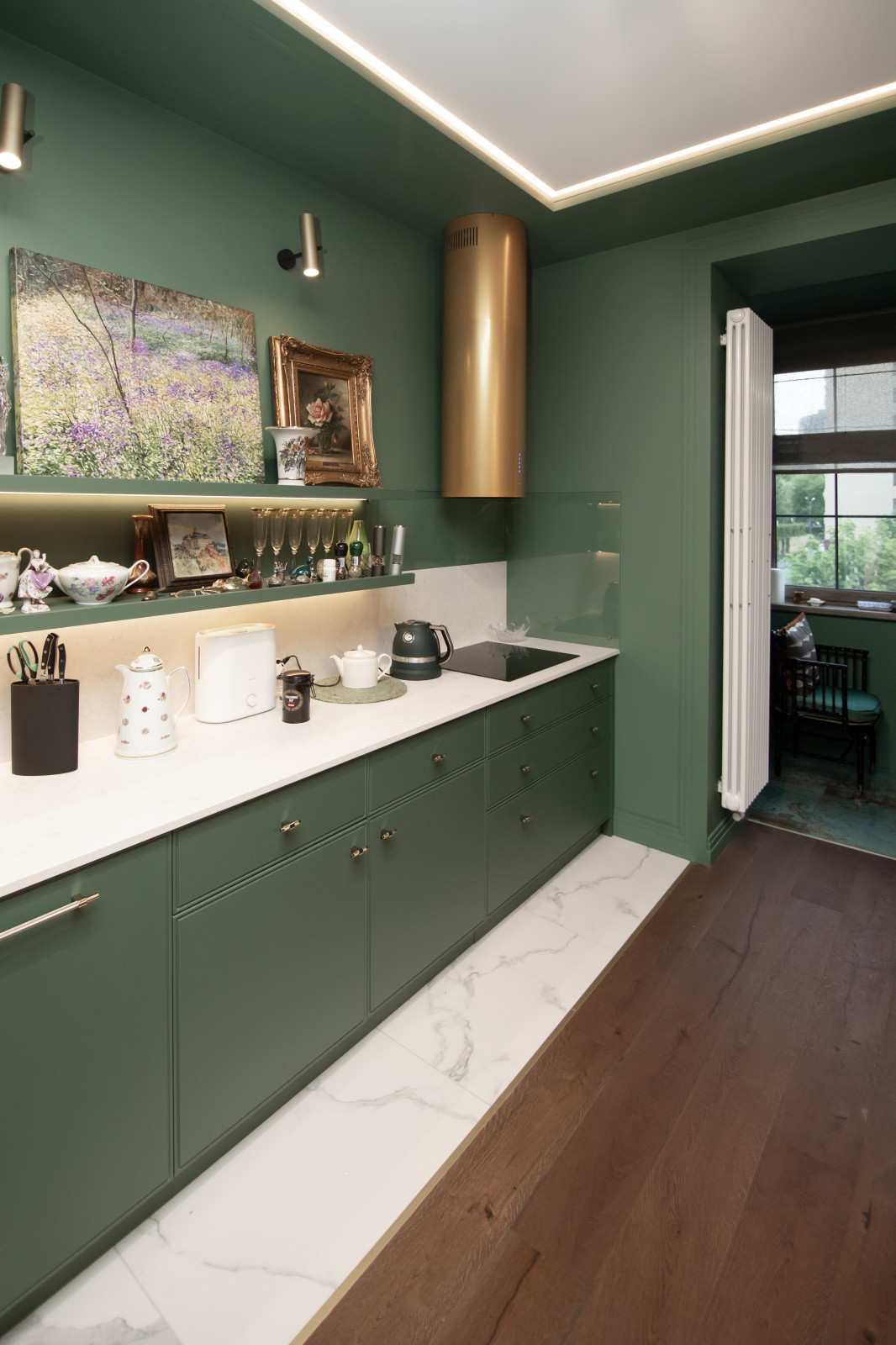 Стильная неоклассическая кухня в темно-изумрудном цвете