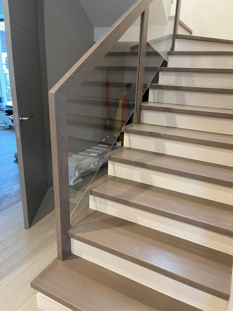 Стильный дизайн: прямая бетонная лестница среднего размера в стиле лофт с деревянными ступенями, стеклянными перилами и обоями на стенах - последний тренд