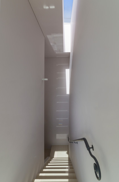 手摺端部は既製品カーテンレールエンドキャップ contemporain-escalier