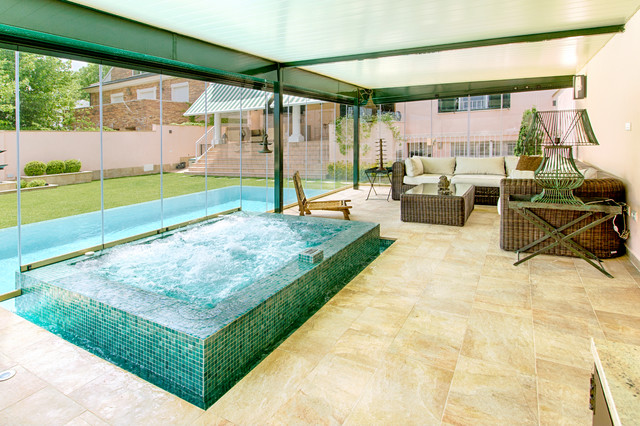 Piscina con Jacuzzi contemporaneo-piscina