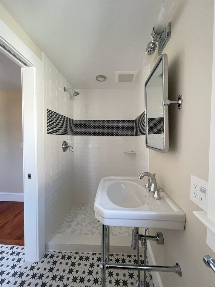 На фото: маленькая ванная комната в морском стиле с душем в нише, раздельным унитазом, белой плиткой, плиткой кабанчик, бежевыми стенами, душевой кабиной, раковиной с пьедесталом, душем с раздвижными дверями и тумбой под одну раковину для на участке и в саду