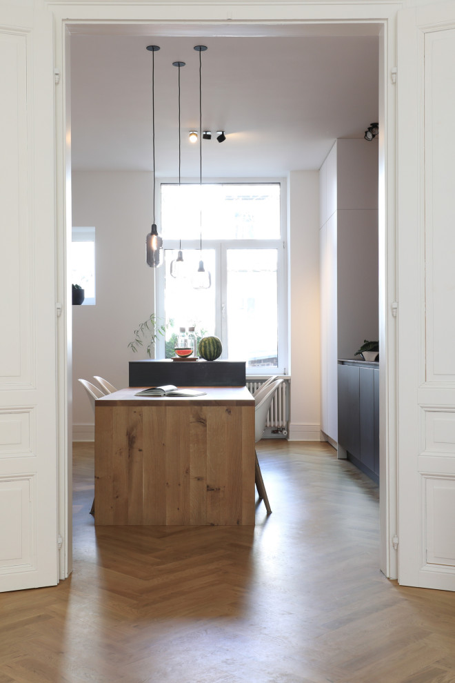 Photo of a large contemporary galley eat-in kitchen in Frankfurt with timber splashback and with island.