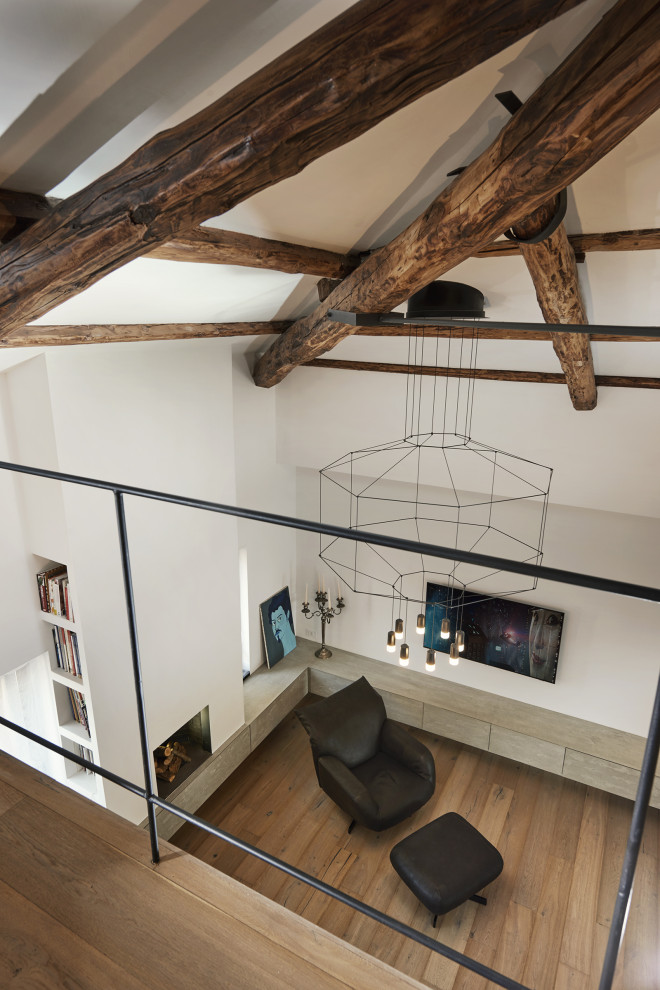 Cette image montre un salon design avec un mur blanc, parquet clair, un plafond à caissons et un mur en parement de brique.