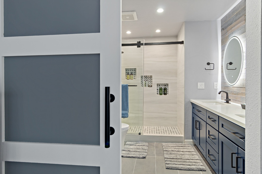 Exempel på ett mellanstort modernt vit vitt en-suite badrum, med skåp i shakerstil, blå skåp, en dubbeldusch, en bidé, beige kakel, vita väggar, klinkergolv i porslin, ett undermonterad handfat, bänkskiva i kvartsit, grått golv och dusch med gångjärnsdörr