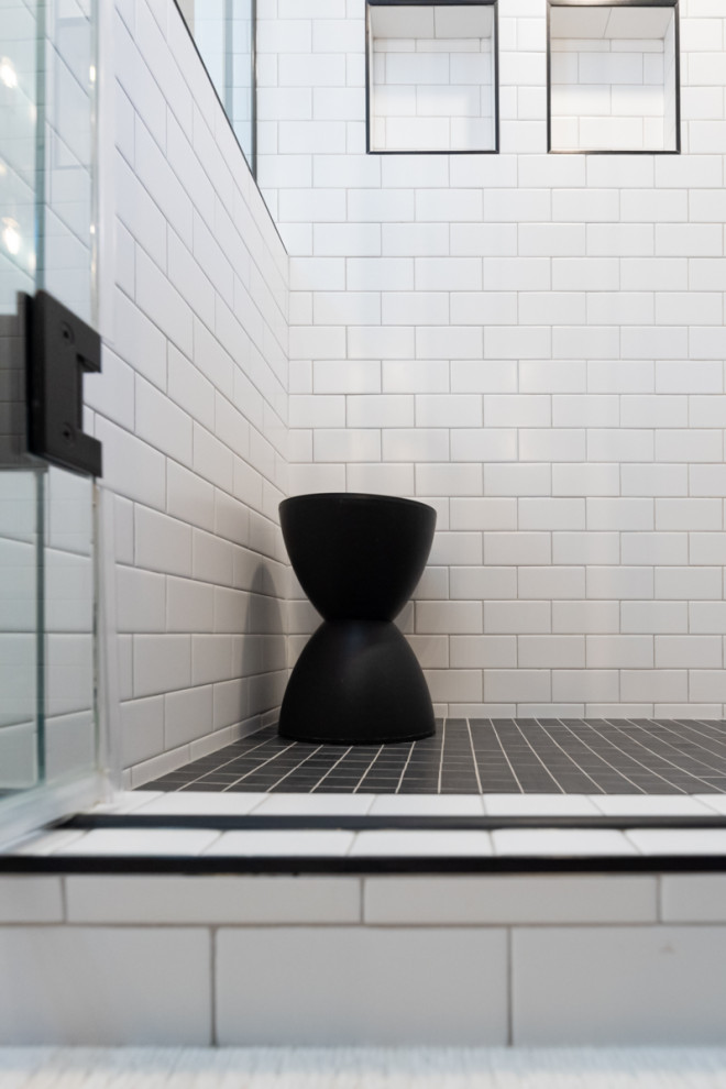 Idées déco pour une salle de bain classique en bois clair avec un placard à porte plane, une baignoire indépendante, un carrelage vert, un carrelage métro, un sol en carrelage de céramique, un sol gris, meuble double vasque et meuble-lavabo sur pied.