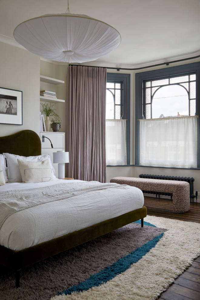 На фото: хозяйская спальня среднего размера в стиле неоклассика (современная классика) с бежевыми стенами, темным паркетным полом и коричневым полом без камина