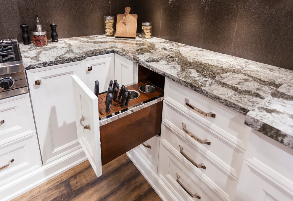Kitchen - transitional kitchen idea in Toronto