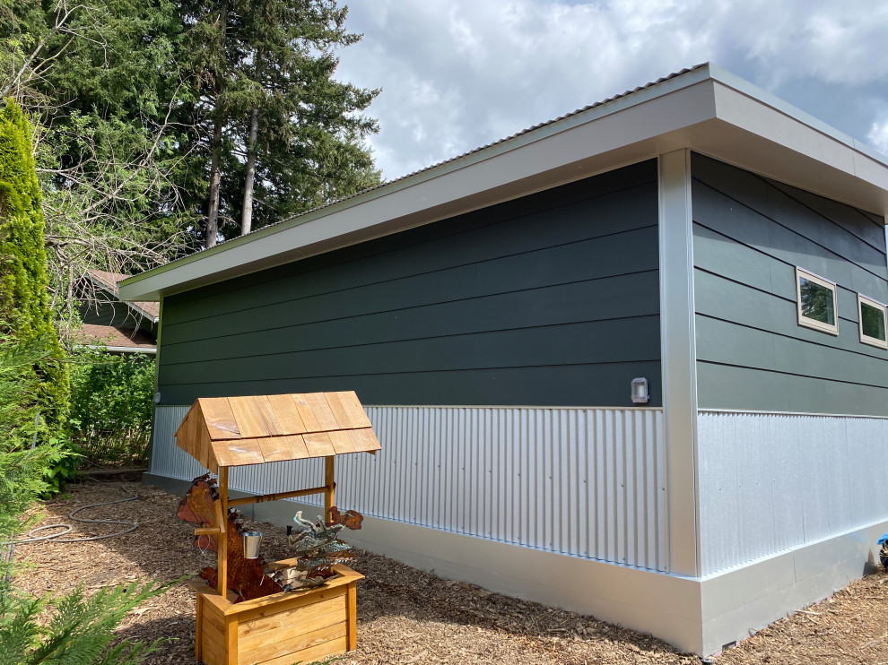 This is an example of a mid-sized midcentury detached granny flat in Seattle.
