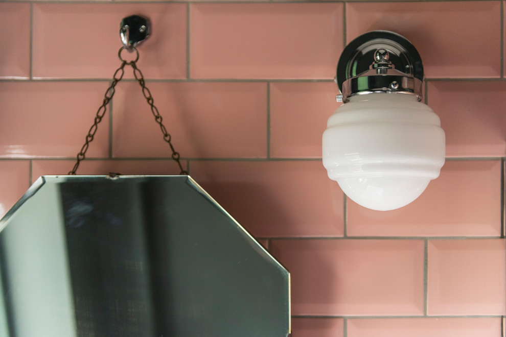 Immagine di una piccola stanza da bagno padronale tradizionale con WC a due pezzi, piastrelle rosa, piastrelle in gres porcellanato, pavimento con piastrelle in ceramica, un lavabo e mobile bagno freestanding