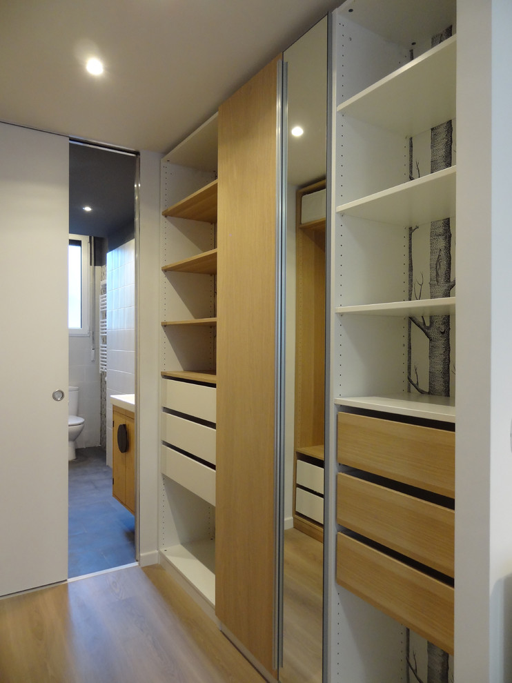 Small scandinavian gender-neutral walk-in wardrobe in Other with open cabinets.