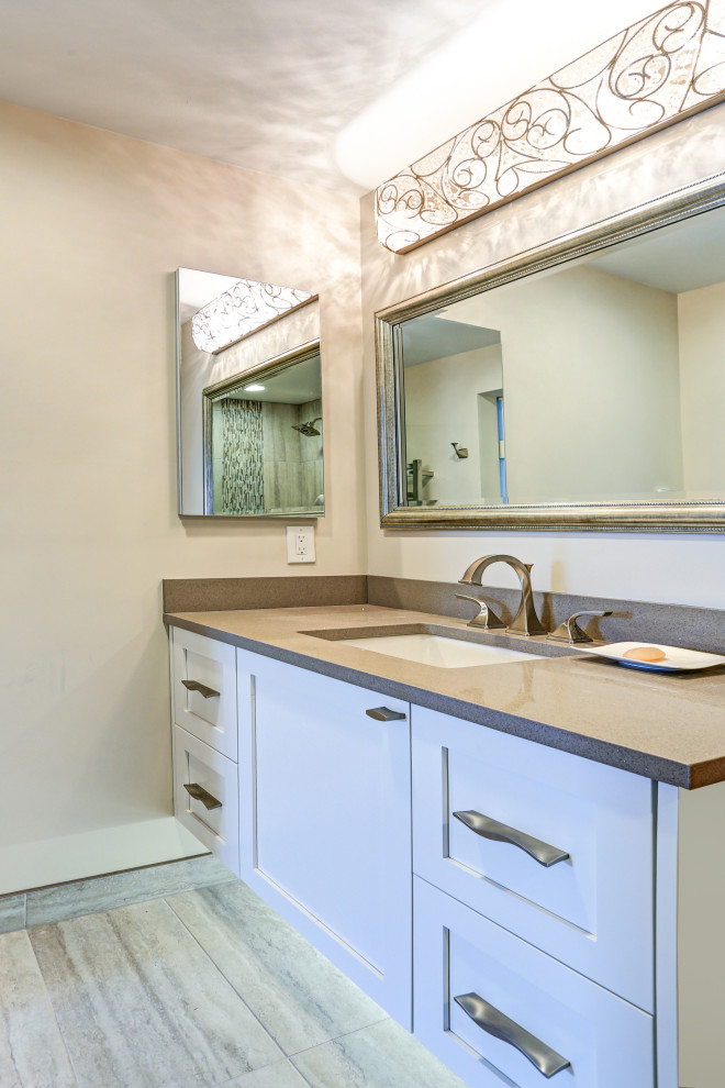 Imagen de cuarto de baño único actual de tamaño medio con armarios estilo shaker, puertas de armario blancas, baldosas y/o azulejos beige, encimera de cuarzo compacto y encimeras beige
