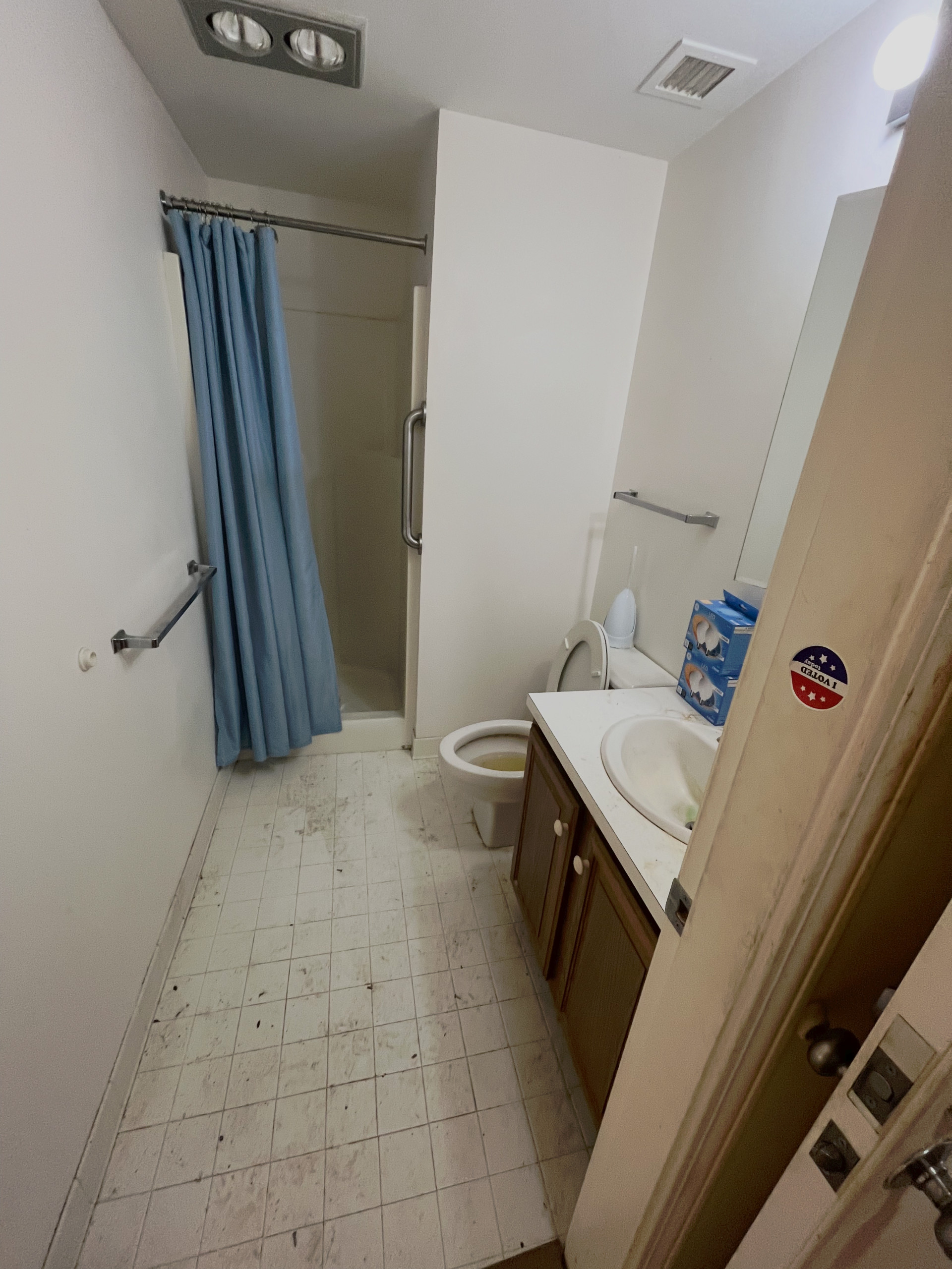 Guest Bathroom (Before)