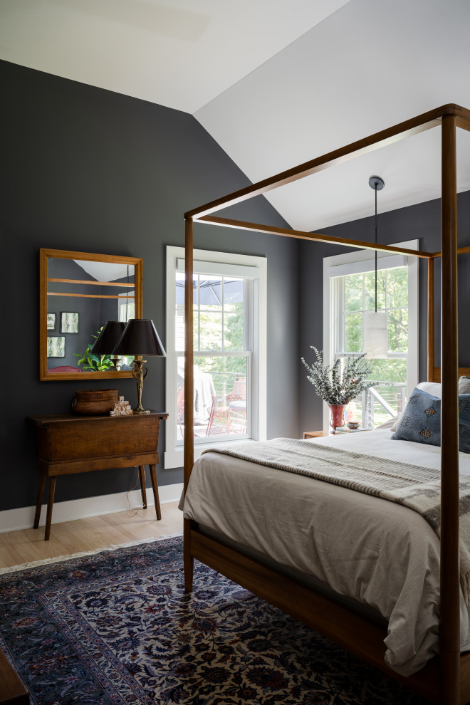 Foto de dormitorio clásico renovado grande con paredes negras y suelo de madera en tonos medios
