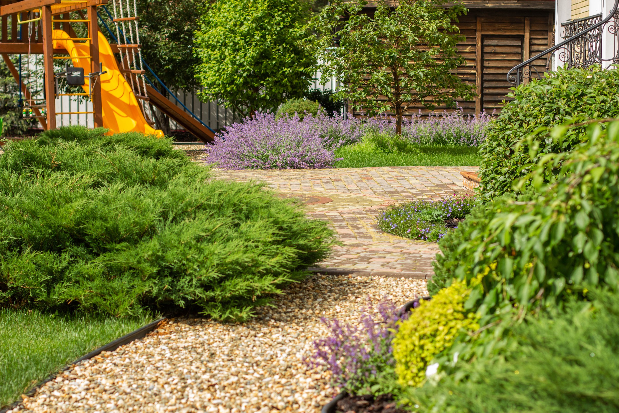 Сад с зеленой крышей