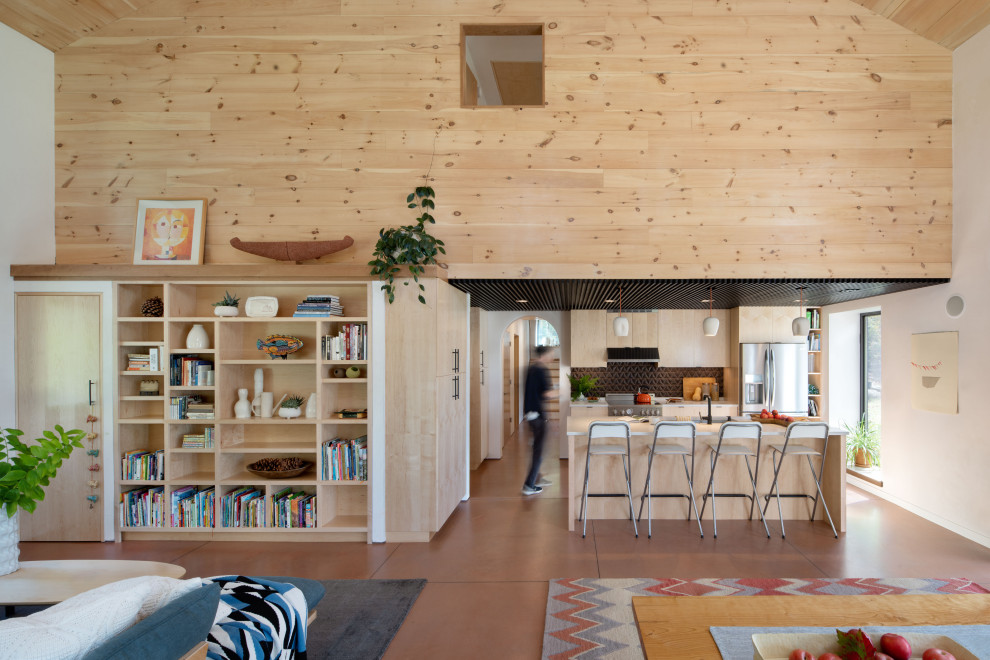 Cette image montre une salle de séjour design ouverte avec un mur blanc, sol en béton ciré, un sol orange et un plafond en lambris de bois.